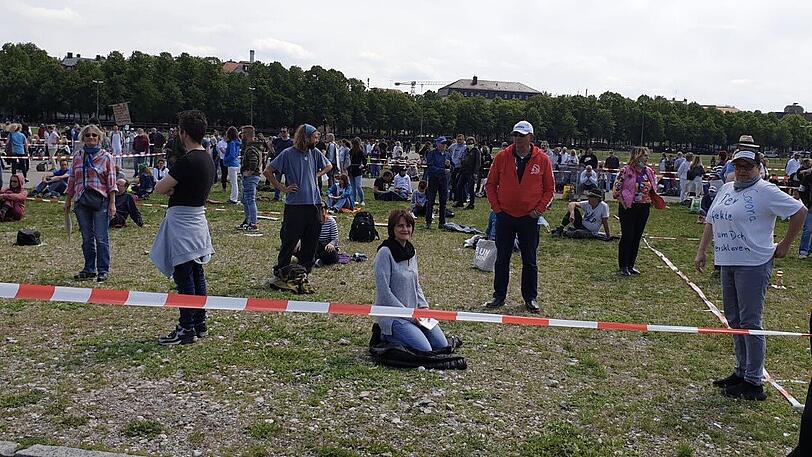 Und nochmal T-Shirt-Protest (rechts im Bild): "Perfekte Corona, um Dich zu versklaven!"