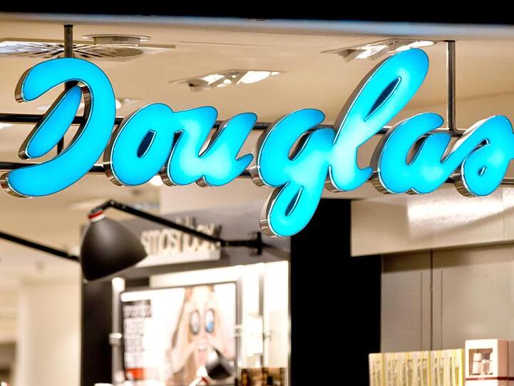 Das Logo des Parfümerie- und Handelskette "Douglas" ist in einem Kaufhaus zu sehen.