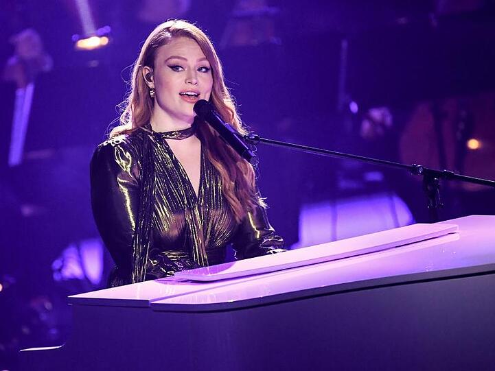 Shootingstar Freya Ridings ist als Beste Britische Solokünstlerin nominiert.