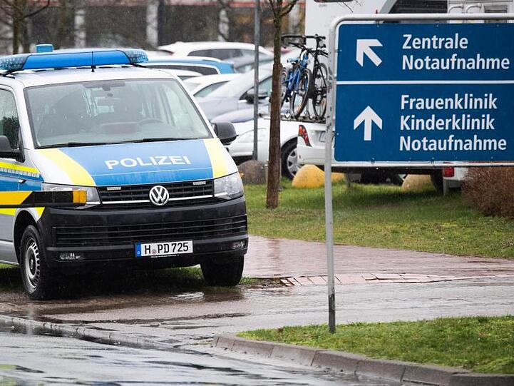 Ein Polizeifahrzeug steht vor der Medizinischen Hochschule Hannover.