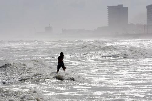 Die Ruhe vor dem Hurrikan: erste Wellen auf der Insel Galveston.