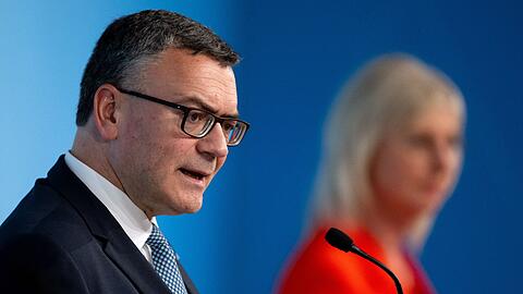 Florian Herrmann (CSU, l), Leiter der bayerischen Staatskanzlei, und Ulrike Scharf (CSU), Sozialministerin von Bayern, nehmen an einer Pressekonferenz teil.
