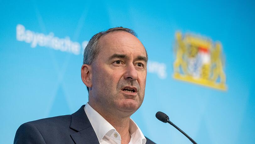 Bayerns Wirtschaftsminister Aiwanger ist in einem Prozess um Betrug mit Corona-Schutzmasken als Zeuge vor Gericht geladen. (Archivbild) Bayerns Wirtschaftsminister Aiwanger ist in einem Prozess um Betrug mit Corona-Schutzmasken als Zeuge vor Gericht geladen. (Archivbild)