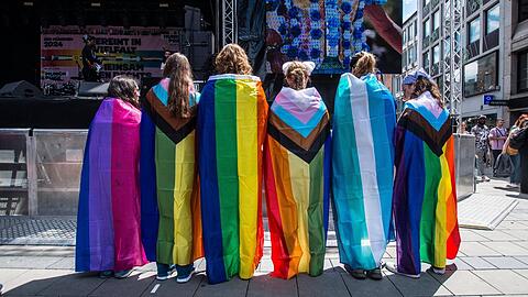 Wie hier auf dem CSD 2024 in München ist es in Deutschland möglich, seine Sexualität offen auszuleben. Die gesellschaftliche Stimmung hat sich in den letzten Jahren allerdings verändert und queere Menschen fürchten um ihre Sicherheit.