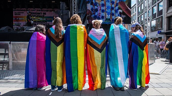 Wie hier auf dem CSD 2024 in München ist es in Deutschland möglich, seine Sexualität offen auszuleben. Die gesellschaftliche Stimmung hat sich in den letzten Jahren allerdings verändert und queere Menschen fürchten um ihre Sicherheit.