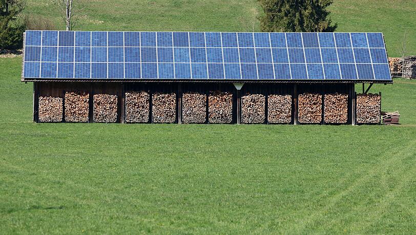 Die Solarenergie wird in Bayern schnell ausgebaut. Batteriespeicher sollen überschüssigen Ökostrom aufnehmen und das Netz stabilisieren. (Symbolbild)