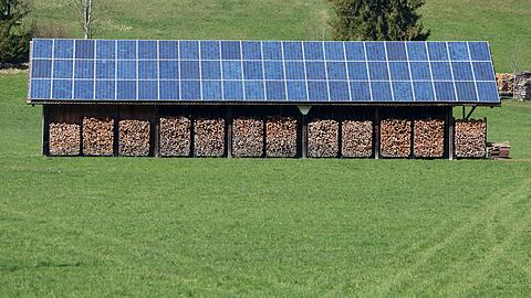 Die Solarenergie wird in Bayern schnell ausgebaut. Batteriespeicher sollen überschüssigen Ökostrom aufnehmen und das Netz stabilisieren. (Symbolbild)