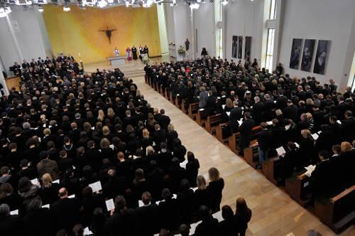 Die geladenen Gäste bei der Trauerfeier in der Kirche von Winnenden