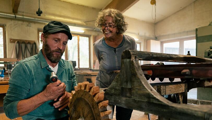 Hier hat der Meister Eder (Florian Brückner) gelernt. Die alte Chefin (Gisela Schneeberger) ist noch da. Hier hat der Meister Eder (Florian Brückner) gelernt. Die alte Chefin (Gisela Schneeberger) ist noch da.