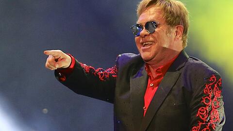 Elton John soll auf Sizilien bei der Hochzeit von Dua Lipa aufgetreten sein.