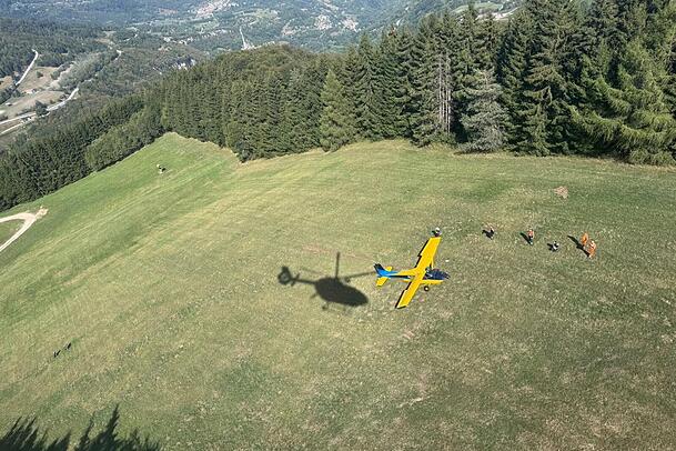 Einsatzkräfte mussten die drei Insassen aus dem Flugzeug bergen und versorgen. Einsatzkräfte mussten die drei Insassen aus dem Flugzeug bergen und versorgen.