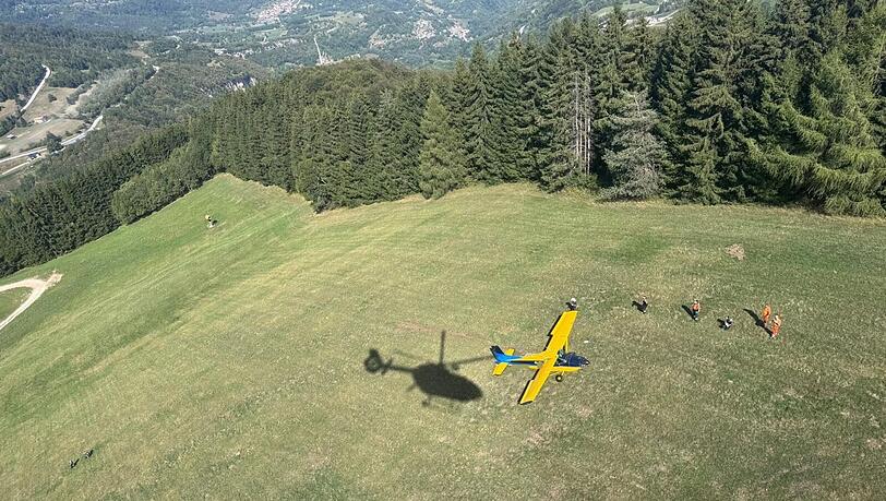 Einsatzkr&auml;fte mussten die drei Insassen aus dem Flugzeug bergen und versorgen.