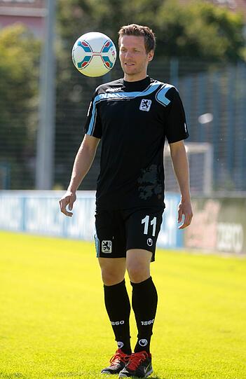 Benni Lauth geht auf Auswärts-Spielen in diesem Dress auf Tore-Jagd.