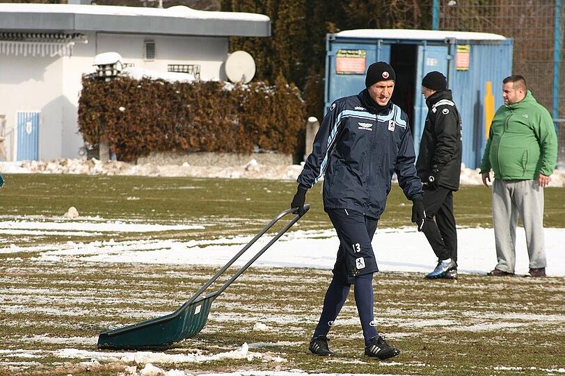 Tauwetter bei den Löwen: Am Donnerstag mussten die Sechzger an die Schneeschippe, bevor es ins Training ging. Schaufeln für den Erfolg - die Bilder von der Grünwalder.