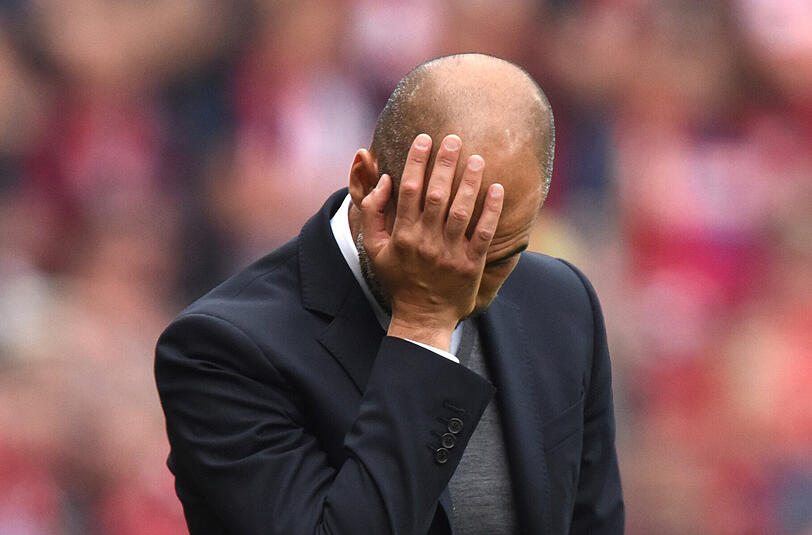 Auch Bayern-Trainer Pep Guardiola greift sich nach dem Gegentreffer kurz vor Schluss an den Kopf.