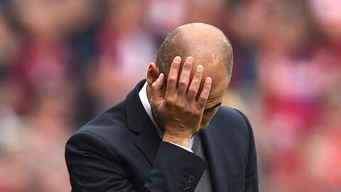 Auch Bayern-Trainer Pep Guardiola greift sich nach dem Gegentreffer kurz vor Schluss an den Kopf.