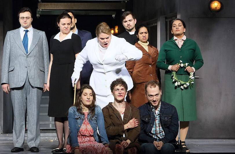 Szene aus "Albert Herring" mit Mitgliedern des Opernstudios der Bayerischen Staatsoper.