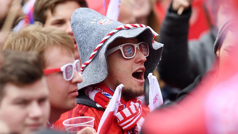 Der FC Bayern und die Fans feiern die 28. Deutsche Meisterschaft: Die Bilder vom Marienplatz in München.