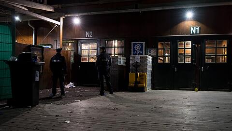 Bei einem Streit auf dem Münchner Oktoberfest ist ein Mann tödlich verletzt worden. Die Fahndung nach dem Täter läuft. Die Polizei sucht Zeugen, die den Streit im Augustiner-Zelt beobachtet haben.