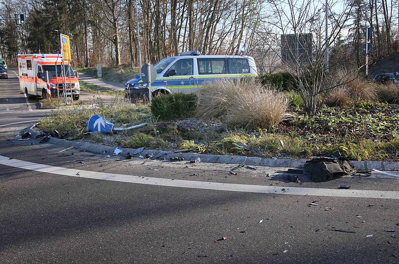 Ein Rentner hat am Mittwoch einen Kreisverkehr übersehen und dabei mehrere Verkehrsschilder umgefahren. Zwei Personen wurden schwer verletzt.