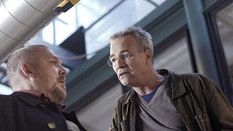 Die Kölner "Tatort"-Kommissare Max Ballauf (Klaus J. Behrendt, r.) und Freddy Schenk (Dietmar Bär) ermitteln im Verlagshaus.