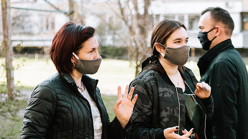 Die Maskenpflicht erschwert die zwischenmenschliche Kommunikation.