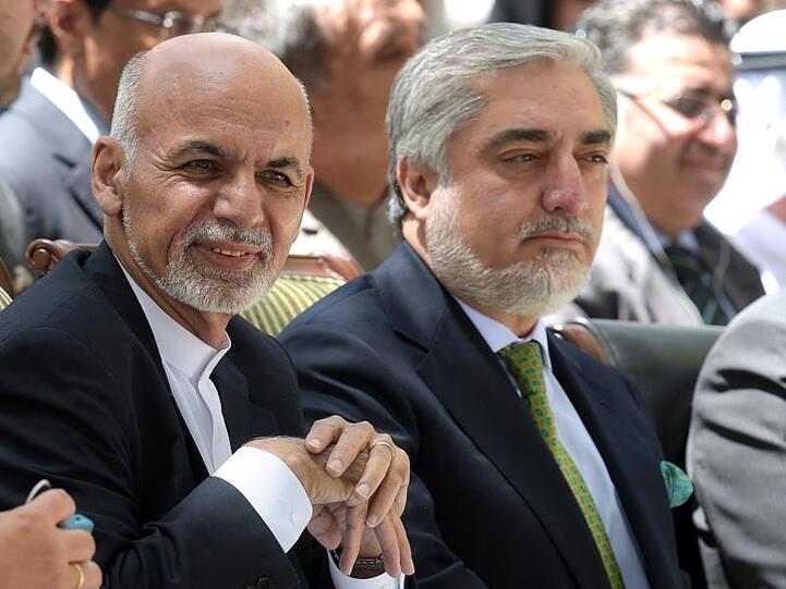 Der afghanische Präsident Ashraf Ghani (l) und der afghanische Regierungsvorsitzende Abdullah Abdullah streiten über den Ausgang der Präsidentenwahl in Afghanistan.