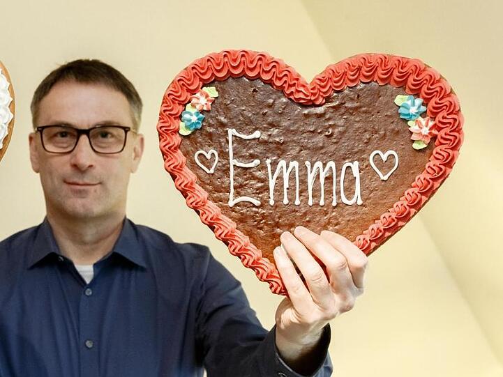 Der Hobby-Namensforscher Knud Bielefeld zeigt zwei Lebkuchenherzen mit den Aufschriften "Ben" und "Emma".