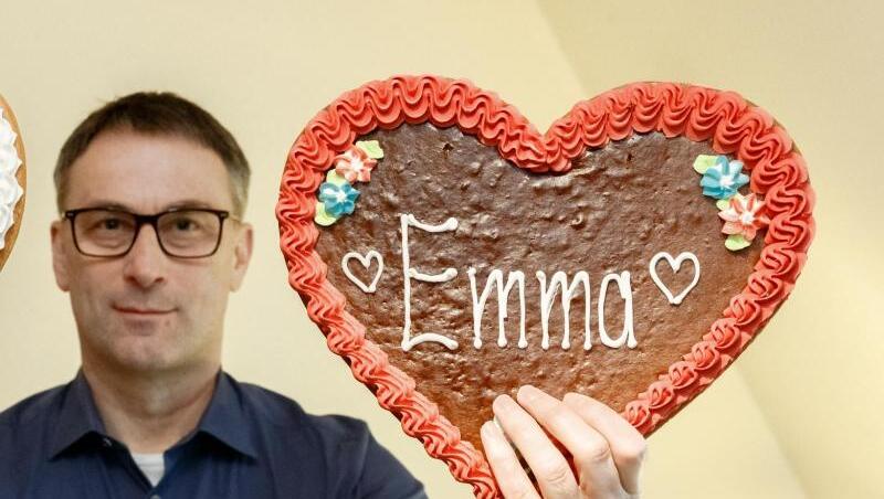 Der Hobby-Namensforscher Knud Bielefeld zeigt zwei Lebkuchenherzen mit den Aufschriften "Ben" und "Emma". Der Hobby-Namensforscher Knud Bielefeld zeigt zwei Lebkuchenherzen mit den Aufschriften "Ben" und "Emma".
