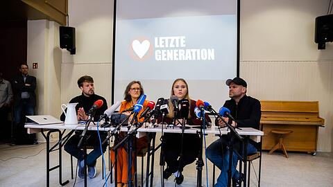 Aktivistinnen und Aktivisten der Letzten Generation (l-r): Joel Schmitt, Marion Fabian, Aimee van Baalen; und Steve Rauhut von der Kirchgemeinde der Reformationskirche in Berlin-Moabit.