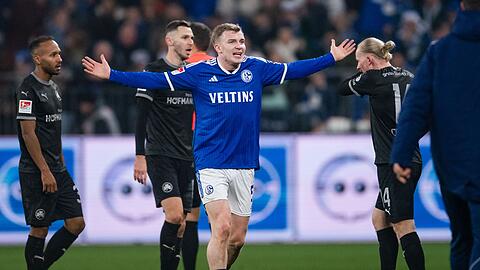 Schalkes Derry John Murkin verlässt nach seiner Gelb-Roten Karte den Platz.