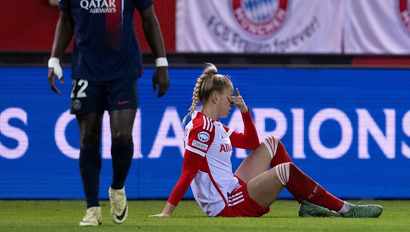 Münchens Giulia Gwinn sitzt nach dem Spiel auf dem Platz.
