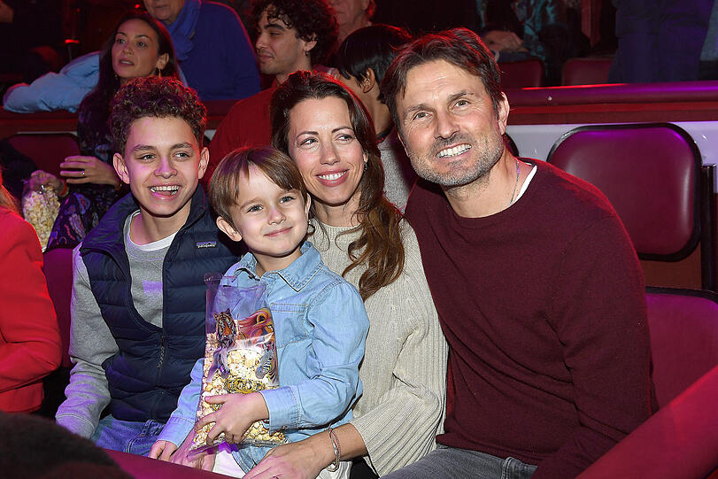 Simon Verhoeven mit Frau Nina-Anais Verhoeven und Kinder Jonah und David