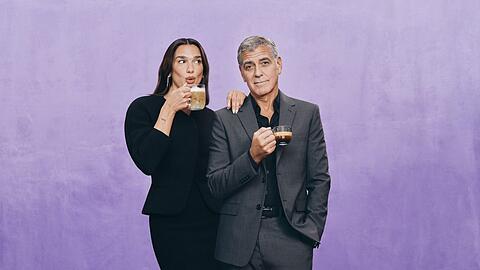 Dua Lipa und George Clooney machen gemeinsame Sache f&uuml;r Nespresso.