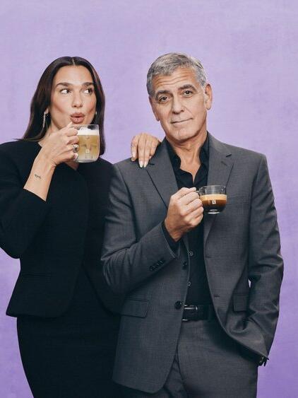Dua Lipa und George Clooney machen gemeinsame Sache f&uuml;r Nespresso.