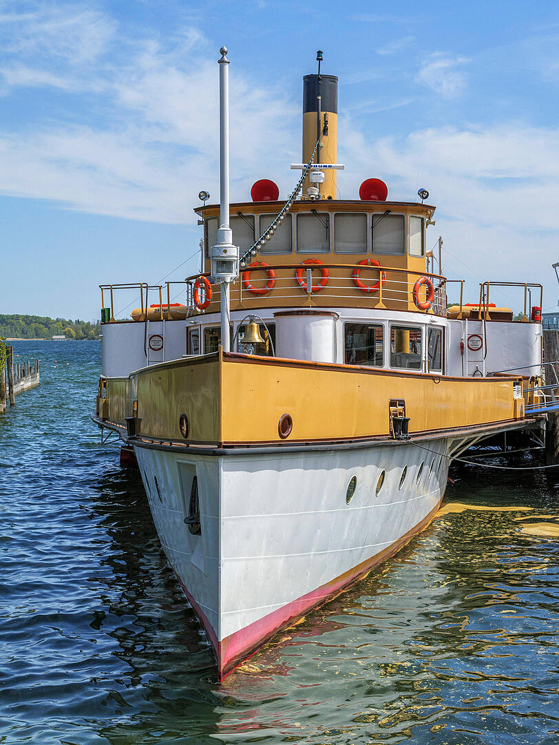 Der Dampfer Ludwig Fessler im Hafen von Prien am Chiemsee.
