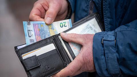 Der Unfallverursacher dr&uuml;ckte der Jugendlichen laut Polizei 20 Euro in die Hand und fuhr davon. (Symbolbild)