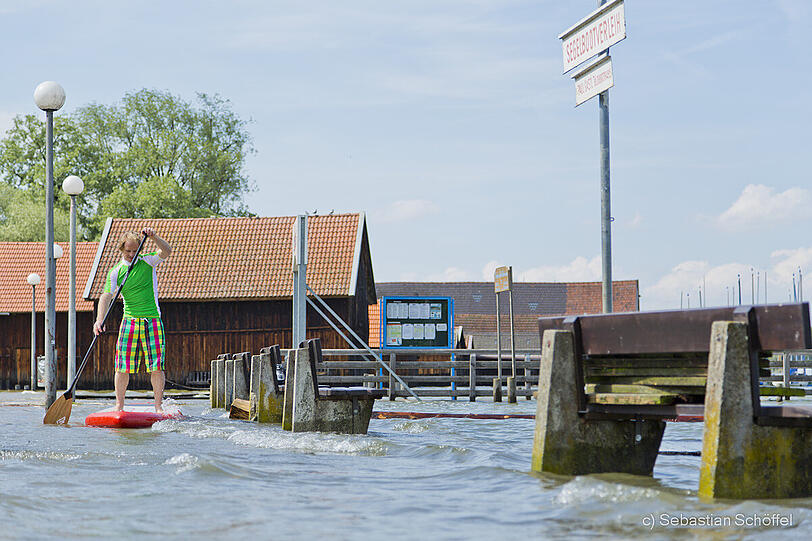 Fanatic-Teamfahrer Fabian Weber erkundet das Hochwasser in Diessen am Ammersee per Stand Up Paddeling