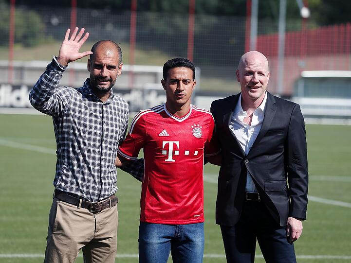 Der FC-Bayern-Neuzugang ist da: Thiago Alcántara bei seiner offiziellen Vorstellung am Dienstagnachmittag.