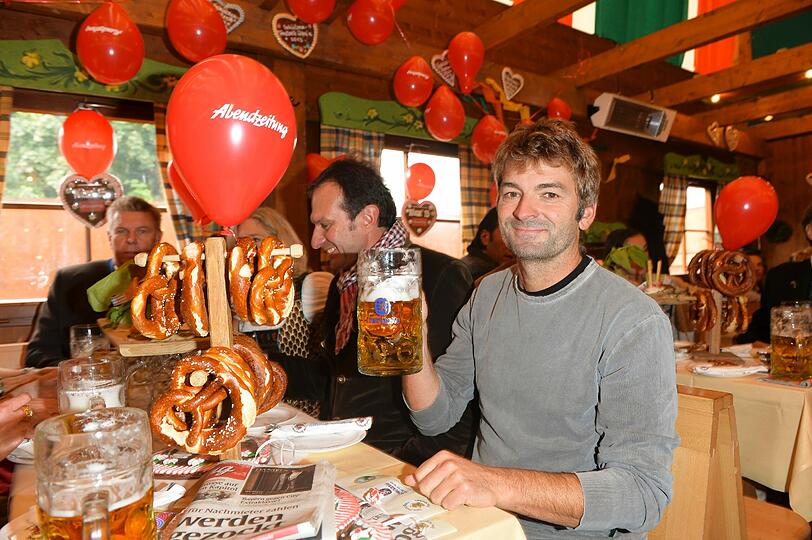 Es muss ja nicht immer Tracht sein: Till Hofmann genießt die Wiesn in Zivil, neben ihm AZ-Chefredakteur Arno Makowsky.