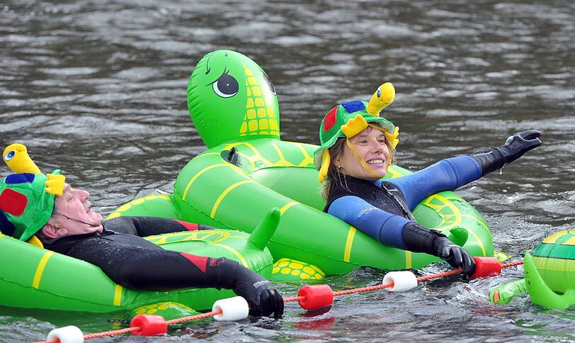 Mehr als 2000 Teilnehmer schwammen rund vier Kilometer bei Temperaturen um den Gefrierpunkt durch die Donau - die Bilder.