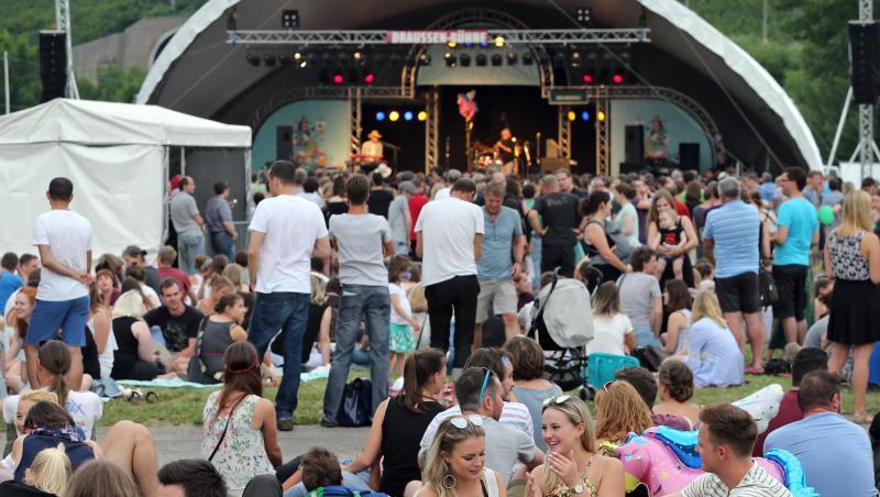 Besucher des Musikfestivals "Umsonst & Draußen" sitzen vor einer Bühne des Festivals. Foto: Karl-Josef Hildenbrand/Archivbild Besucher des Musikfestivals "Umsonst & Draußen" sitzen vor einer Bühne des Festivals. Foto: Karl-Josef Hildenbrand/Archivbild