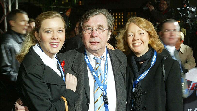 Hellmuth Karasek mit Frau Armgard und Tochter Laura bei der einer Filmpremiere 2002. (Archivbild) Hellmuth Karasek mit Frau Armgard und Tochter Laura bei der einer Filmpremiere 2002. (Archivbild)
