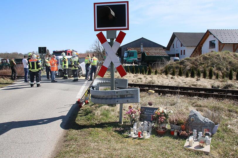 Schon viele Menschen mussten an diesem Bahnübergang ihr Leben lassen, der Fahrer eines Pizzalieferservice hatte am Dienstag großes Glück.