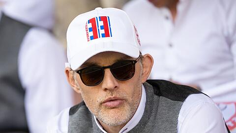 Trainer Thomas Tuchel von München verfolgt das Spiel auf der Tribüne.
