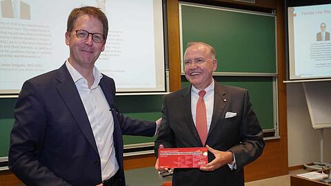 Peter Löw (re.) mit Franz Heukamp, Dean der IESE Business School.
