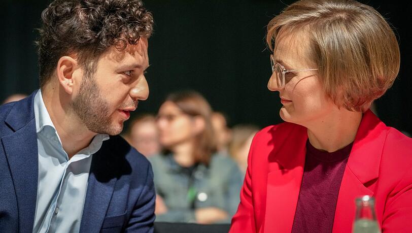 Felix Banaszak ("Fundi"-Flügel) und Franziska Brantner ("Realo"-Flügel), die Parteivorsitzenden der Grünen. Sie wollen ihre Posten behalten. Felix Banaszak ("Fundi"-Flügel) und Franziska Brantner ("Realo"-Flügel), die Parteivorsitzenden der Grünen. Sie wollen ihre Posten behalten.