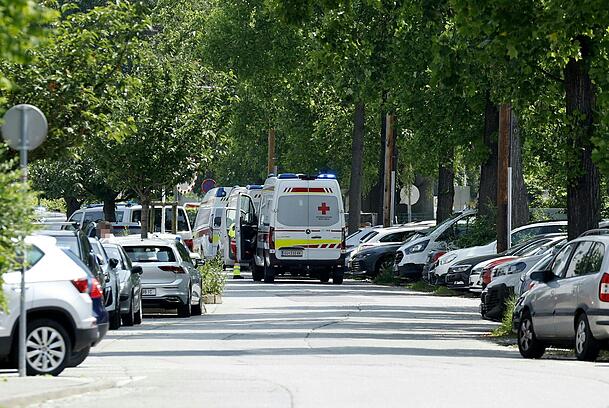 An einem Gymnasium in Graz fallen mehrere Schüsse. Die Polizei rückt sofort aus. An einem Gymnasium in Graz fallen mehrere Schüsse. Die Polizei rückt sofort aus.