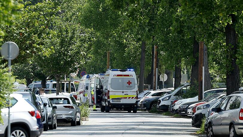 An einem Gymnasium in Graz fallen mehrere Schüsse. Die Polizei rückt sofort aus. An einem Gymnasium in Graz fallen mehrere Schüsse. Die Polizei rückt sofort aus.