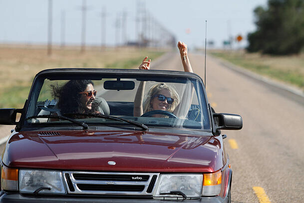 Golshifteh Farahani mit Sienna Miller in „Just Like a Woman“ (2012).
